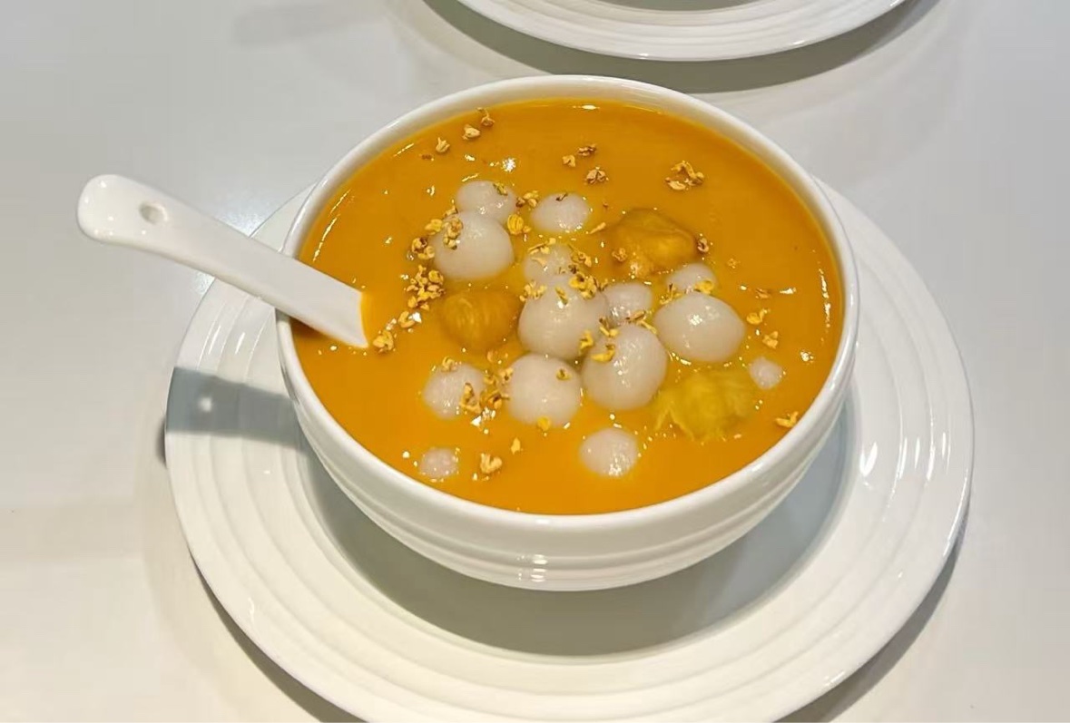 Pumpkin-colored sweet soup with glutinous rice balls