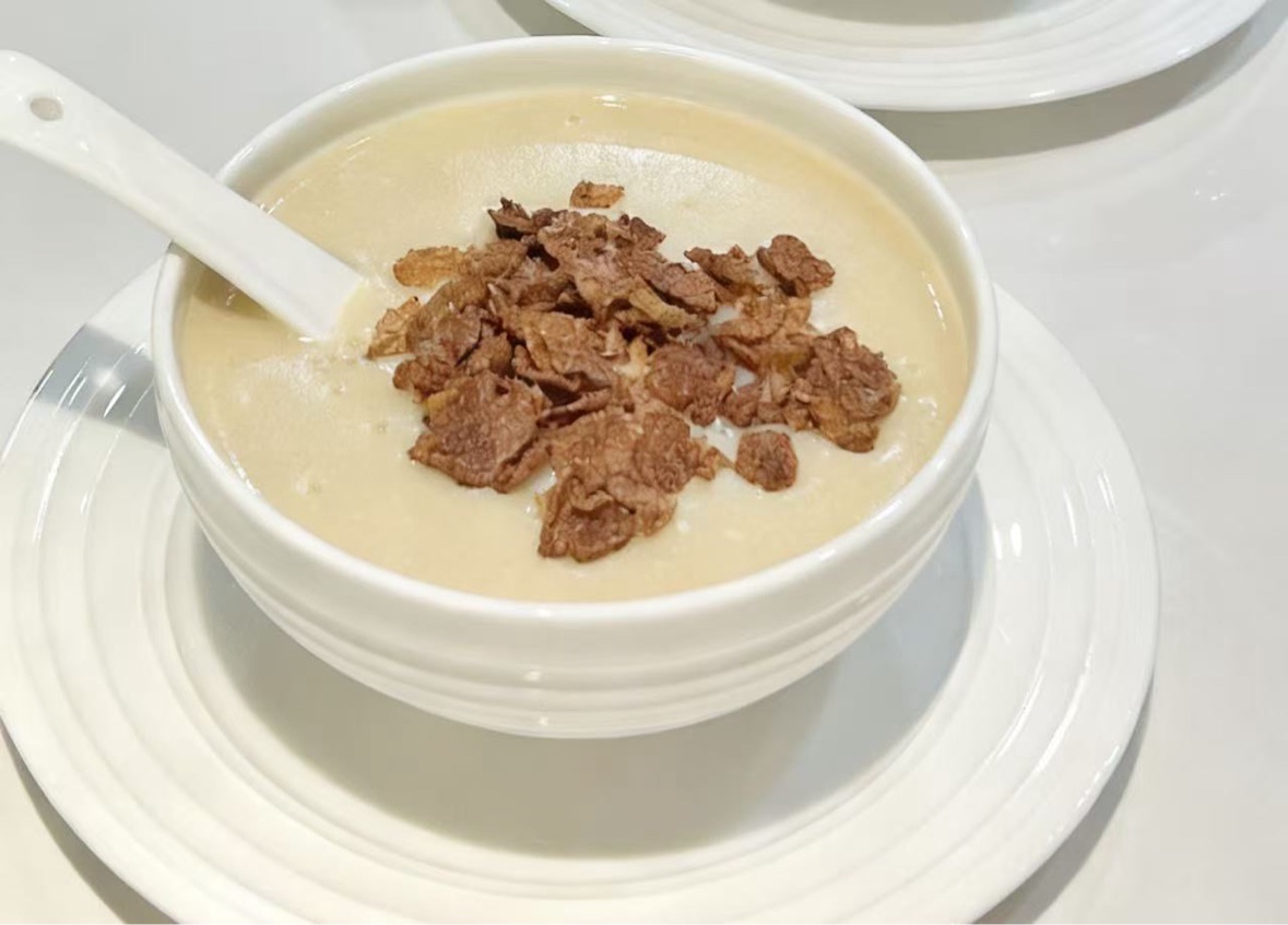 Creamy breakfast porridge topped with cereal